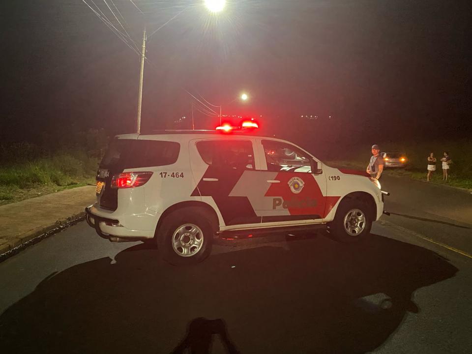 Foto 2 de 3 — Carro pega fogo e mobiliza Corpo de Bombeiros no Parque São Paulo